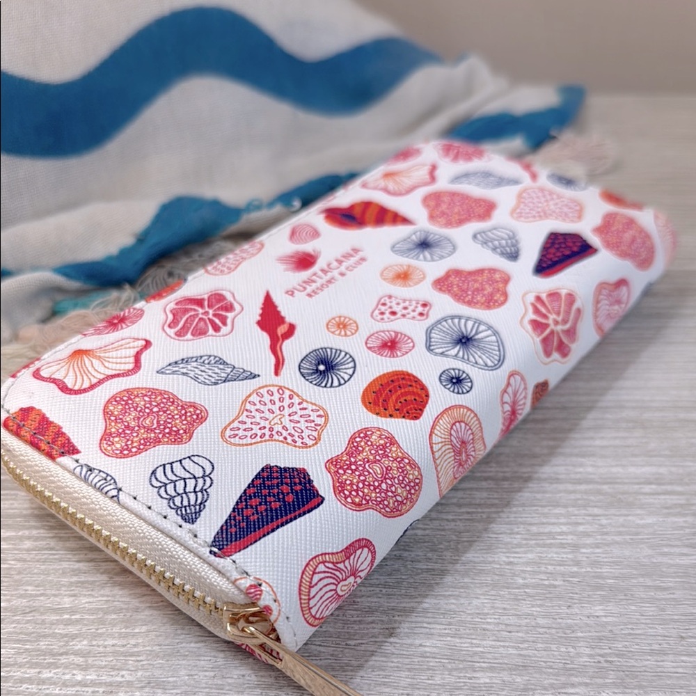 NWOT White and Pink Seashell Wallet